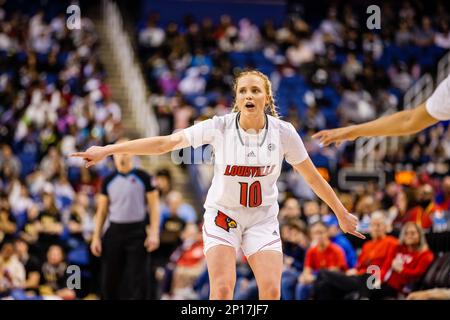 Greensboro, NC, USA. 3. März 2023. Die Louisville Cardinals bewachen Hailey Van Lith (10) während des Viertelfinals des Women's ACC Tournament gegen die Wake Forest Demon Deacons im Greensboro Coliseum in Greensboro, NC. (Scott Kinser/Cal Sport Media). Kredit: csm/Alamy Live News Stockfoto