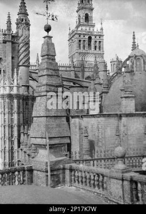 Reiseansichten von Europa, zwischen 1904 und 1938. Kathedrale von Sevilla, eine der größten Kirchen des Christentums und die größte gotische Kathedrale der Welt. Es wurde ursprünglich als Moschee gebaut. Stockfoto