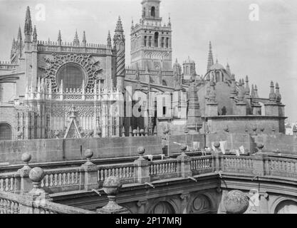 Reiseansichten von Europa, zwischen 1904 und 1938. Kathedrale von Sevilla, eine der größten Kirchen des Christentums und die größte gotische Kathedrale der Welt. Es wurde ursprünglich als Moschee gebaut. Stockfoto