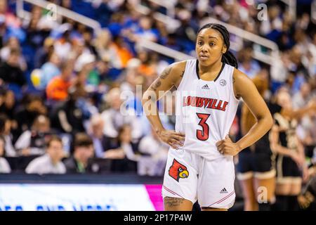 Greensboro, NC, USA. 3. März 2023. Louisville Cardinals bewachen Chrislyn Carr (3) während des Viertelfinals des Women's ACC Tournament gegen die Wake Forest Demon Deacons im Greensboro Coliseum in Greensboro, NC. (Scott Kinser/Cal Sport Media). Kredit: csm/Alamy Live News Stockfoto