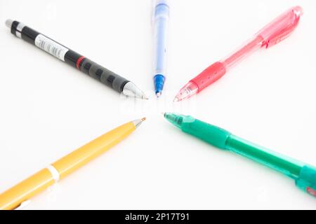 Verschiedene farbenfrohe Kugelschreiber, Top View Studio, isoliert auf weißem Hintergrund. Stockfoto
