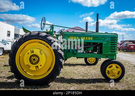 Fort Meade, Florida - 24. Februar 2022: Aus der Perspektive betrachtet, ein John Deere Model H Traktor aus dem Jahr 1943 auf einer lokalen Traktormesse. Stockfoto