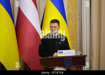 LEMBERG, UKRAINE - 03. MÄRZ 2023 - der Präsident der Ukraine, Volodymyr Zelenskyy, wird auf einer gemeinsamen Pressekonferenz mit dem Präsidenten von Lettland, Egils Levits, im Anschluss an deren offizielles Treffen, Kiew, Hauptstadt der Ukraine, vorgestellt. Stockfoto