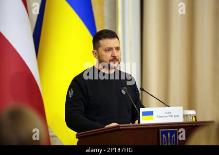 LEMBERG, UKRAINE - 03. MÄRZ 2023 - der ukrainische Präsident Volodymyr Zelenskyy spricht auf einer gemeinsamen Pressekonferenz mit dem Präsidenten von Lettland Egils Levits im Anschluss an deren offizielles Treffen, Kiew, Hauptstadt der Ukraine. Stockfoto