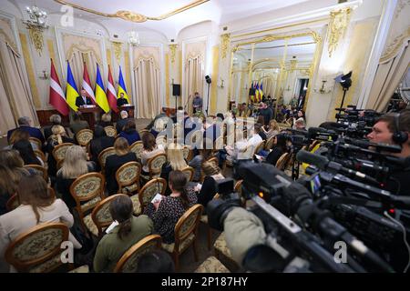 LEMBERG, UKRAINE - 03. MÄRZ 2023 - Teilnehmer an einer gemeinsamen Pressekonferenz des ukrainischen Präsidenten Volodymyr Zelenskyy und des Präsidenten von Lettland Egils Levits im Anschluss an das offizielle Treffen, Kiew, Hauptstadt der Ukraine. Stockfoto