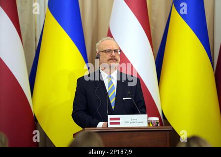 LEMBERG, UKRAINE - 03. MÄRZ 2023 - der Präsident von Lettland, Egils Levits, wird auf einer gemeinsamen Pressekonferenz mit dem Präsidenten der Ukraine, Volodymyr Zelenskyy, im Anschluss an deren offizielles Treffen in Kiew, der Hauptstadt der Ukraine, abgebildet. Stockfoto