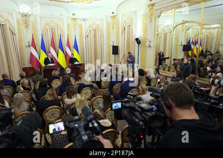 LEMBERG, UKRAINE - 03. MÄRZ 2023 - Teilnehmer an einer gemeinsamen Pressekonferenz des ukrainischen Präsidenten Volodymyr Zelenskyy und des Präsidenten von Lettland Egils Levits im Anschluss an das offizielle Treffen, Kiew, Hauptstadt der Ukraine. Stockfoto