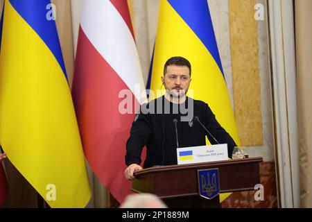 LEMBERG, UKRAINE - 03. MÄRZ 2023 - der Präsident der Ukraine, Volodymyr Zelenskyy, wird auf einer gemeinsamen Pressekonferenz mit dem Präsidenten von Lettland, Egils Levits, im Anschluss an deren offizielles Treffen, Kiew, Hauptstadt der Ukraine, vorgestellt. Stockfoto