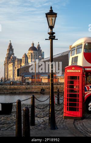 Wunderschöne Landschaft rund um die Gewässer der Canning Docks in den renovierten docklands von Liverpool Stockfoto