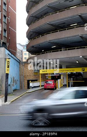 Mehrstöckiger Parkplatz Rupert St, geführt von NCP in Bristol. Der erste durchgehende Parkplatz auf der Rampe. Stockfoto