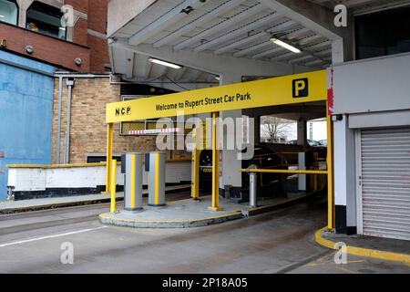 Mehrstöckiger Parkplatz Rupert St, geführt von NCP in Bristol. Der erste durchgehende Parkplatz auf der Rampe. Stockfoto