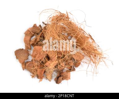 Kokosnuss-Coir-Chips mit Fasern, isoliert auf weißem Hintergrund. Stockfoto