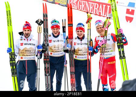 Planica, Slowenien. 03. März 2023. Mitglieder des norwegischen Teams feiern ihren Sieg beim Cross Country Men Relay 4x10 km-Wettbewerb bei den Nordic World Championships in Planica. Kredit: SOPA Images Limited/Alamy Live News Stockfoto