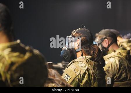 The 801. Personnel Company (Tulsa, OK.) Trainiert für den Einsatz auf der Joint Base McGuire-Dix-Lakehurst in New Jersey. Der Zug arbeitet mit dem 1-315. Brigaden-Stützbataillon und dem 1-309. Training Support Bataillon zusammen, um die Einsatzbereitschaft der Einheit im Rahmen der Mobilisierungsübung 2023 sicherzustellen. Die Einheit wurde in missionsorientierter Schutzhaltung (Mission Oriented Protective Pourure, MOPP) geschult. Diese Schutzausrüstung wird in einer toxischen Umgebung verwendet (z. B. bei chemischen, biologischen, radiologischen oder nuklearen (CBRN-)Angriffen). Stockfoto