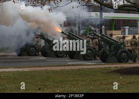 USA Militärsoldaten, die dem 192. Militärpolizeibataillon der Nationalgarde Connecticut zugeteilt sind, feuern einen 19-Schuss Salut aus einer Batterie M101A1-Haubitzen vor dem Gouverneur William A. O'Neill Armory, Hartford, Connecticut, 4. Januar 2023. Der Gruß erinnert an die Amtseinführung von Gouverneur Ned Lamont. Stockfoto