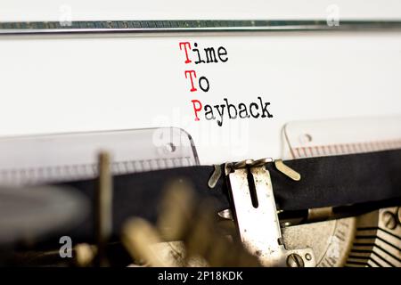 TTP-Symbol für die Zeit bis zur Amortisation. Konzeptbegriffe TTP-Zeit bis zur Amortisation, getippt auf der alten Retro-Schreibmaschine. Wunderschöner weißer Hintergrund. TTP-Zeit bis zur Amortisation Stockfoto