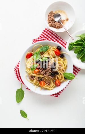 Thunfisch-Pasta Spaghetti mit Kirschtomaten, Blick von oben Stockfoto
