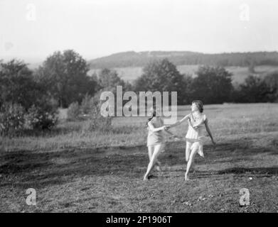 Nicht identifizierte Tänzer, möglicherweise Elizabeth Duncan Tänzer, zwischen 1911 und 1942. Stockfoto