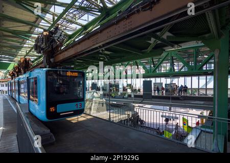 Wuppertal: Suspension Railway, Station Vohwinkel in Bergisches Land, Nordrhein-Westfalen, Nordrhein-Westfalen, Deutschland Stockfoto
