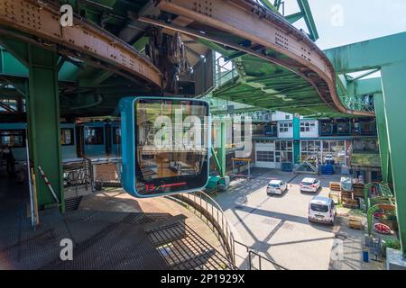 Wuppertal: Suspension Railway, Station Vohwinkel in Bergisches Land, Nordrhein-Westfalen, Nordrhein-Westfalen, Deutschland Stockfoto