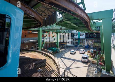 Wuppertal: Suspension Railway, Station Vohwinkel in Bergisches Land, Nordrhein-Westfalen, Nordrhein-Westfalen, Deutschland Stockfoto