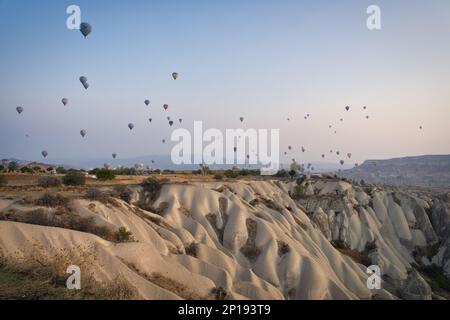 Foto der Ballons beim Sonnenaufgang von Capadoccia Stockfoto