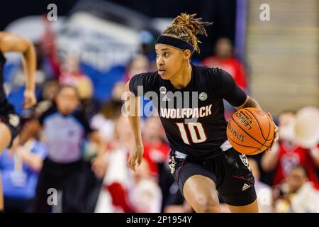 Greensboro, NC, USA. 3. März 2023. NC State Wolfpack Guard Aziaha James (10) stellt während des Viertelfinals des Women's ACC Tournament im Greensboro Coliseum in Greensboro, NC, den Ball gegen die Notre Dame Fighting Irish vor. (Scott Kinser/Cal Sport Media). Kredit: csm/Alamy Live News Stockfoto