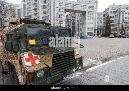 CHARKIV, UKRAINE - 03. MÄRZ 2023 - mit Unterstützung des Leiters der regionalen Militärverwaltung Charkiv, OLEH Syniehubov, und Freiwilligen der Wohltätigkeitsstiftung CodeIT4Life wurde ein spezialisiertes britisches Panzerfahrzeug Pinzgauer Vector an ukrainische Verteidiger übergeben, um die Verwundeten, Charkiv, in den Nordosten der Ukraine zu transportieren. Stockfoto