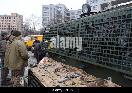 CHARKIV, UKRAINE - 03. MÄRZ 2023 - mit Unterstützung des Leiters der regionalen Militärverwaltung Charkiv, OLEH Syniehubov, und Freiwilligen der Wohltätigkeitsstiftung CodeIT4Life wurde ein spezialisiertes britisches Panzerfahrzeug Pinzgauer Vector an ukrainische Verteidiger übergeben, um die Verwundeten, Charkiv, in den Nordosten der Ukraine zu transportieren. Stockfoto