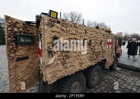 CHARKIV, UKRAINE - 03. MÄRZ 2023 - mit Unterstützung des Leiters der regionalen Militärverwaltung Charkiv, OLEH Syniehubov, und Freiwilligen der Wohltätigkeitsstiftung CodeIT4Life wurde ein spezialisiertes britisches Panzerfahrzeug Pinzgauer Vector an ukrainische Verteidiger übergeben, um die Verwundeten, Charkiv, in den Nordosten der Ukraine zu transportieren. Stockfoto