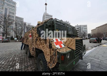 CHARKIV, UKRAINE - 03. MÄRZ 2023 - mit Unterstützung des Leiters der regionalen Militärverwaltung Charkiv, OLEH Syniehubov, und Freiwilligen der Wohltätigkeitsstiftung CodeIT4Life wurde ein spezialisiertes britisches Panzerfahrzeug Pinzgauer Vector an ukrainische Verteidiger übergeben, um die Verwundeten, Charkiv, in den Nordosten der Ukraine zu transportieren. Stockfoto