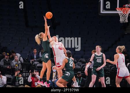 Minneapolis, Minnesota, USA. 2. März 2023. Das Nebraska Cornhuskers Center ALEXIS MARKOWSKI (40) und Michigan State Spartans Guard TORY OZMENT (1) erholen sich am Donnerstag, den 2. März, beim Big Ten Women's Basketball Tournament 2023 in Minneapolis, Minnesota, während der ersten Hälfte des Michigan State gegen Nebraska. Michigan State gewann 67:64. (Kreditbild: © Steven Garcia/ZUMA Press Wire) NUR REDAKTIONELLE VERWENDUNG! Nicht für den kommerziellen GEBRAUCH! Stockfoto