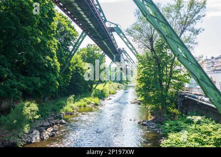 Wuppertal: Pendelbahn, Fluss Wupper im Bergischen Land, Nordrhein-Westfalen, Nordrhein-Westfalen, Deutschland Stockfoto