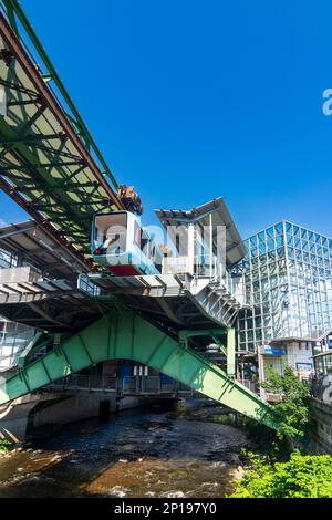 Wuppertal: Pendelbahn, Bahnhof Oberbarmen, Fluss Wupper im Bergischen Land, Nordrhein-Westfalen, Nordrhein-Westfalen, Deutschland Stockfoto