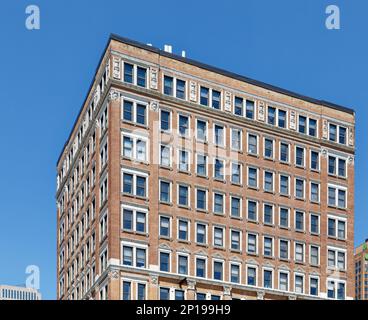 Pittsburgh Downtown: Four Smithfield Street, ein Hochhaus aus Backstein und Terrakotta, befindet sich gegenüber der Smithfield Street Bridge. Stockfoto