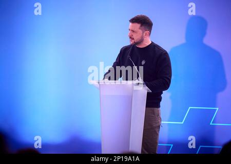 Lemberg, Ukraine. 03. März 2023. Der ukrainische Präsident Wolodymyr Zelenskyy hält auf der Konferenz „United for Justice“ am 3. März 2023 in Lemberg, Ukraine, eine Rede. Kredit: Pool Photo/Pressestelle Des Ukrainischen Präsidenten/Alamy Live News Stockfoto