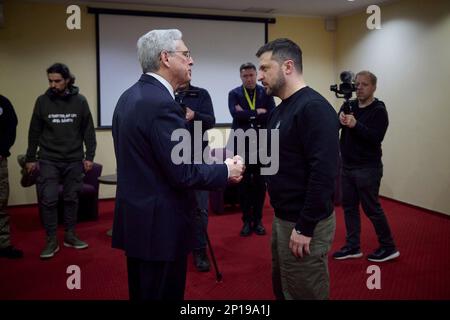 Lemberg, Ukraine. 03. März 2023. Der ukrainische Präsident Volodymyr Zelenskyy, rechts, spricht mit dem US-Generalstaatsanwalt Merrick Garland, links, während der Konferenz der Vereinten Nationen für Gerechtigkeit am 3. März 2023 in Lemberg, Ukraine. Kredit: Pool Photo/Pressestelle Des Ukrainischen Präsidenten/Alamy Live News Stockfoto