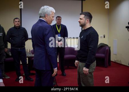 Lemberg, Ukraine. 03. März 2023. Der ukrainische Präsident Volodymyr Zelenskyy, rechts, spricht mit dem EU-Justizkommissar Didier Reynders, links, auf der Konferenz der Vereinten Nationen für Justiz am 3. März 2023 in Lemberg, Ukraine. Kredit: Pool Photo/Pressestelle Des Ukrainischen Präsidenten/Alamy Live News Stockfoto