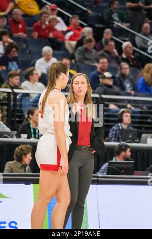 Minneapolis, Minnesota, USA. 2. März 2023. Nebraska Cornhuskers Cheftrainer AMY WILLIAMS spricht mit Nebraska Cornhuskers Garde NAILAH DILLARD (24) während der ersten Hälfte des Michigan State gegen Nebraska am Donnerstag, den 2. März, beim Big Ten Women's Basketball Tournament 2023 in Minneapolis, Minnesota. Michigan State gewann 67:64. (Kreditbild: © Steven Garcia/ZUMA Press Wire) NUR REDAKTIONELLE VERWENDUNG! Nicht für den kommerziellen GEBRAUCH! Stockfoto