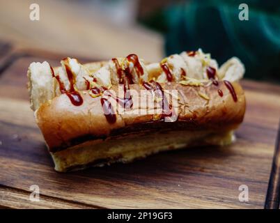 Typisches spanisches Calamari-Sandwich in Brioche-Brot Stockfoto