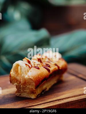 Typisches spanisches Calamari-Sandwich in Brioche-Brot Stockfoto