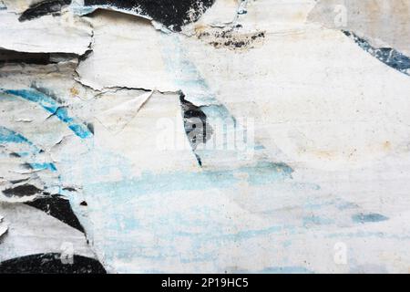 Alte Grunge-zerrissene Collage urbane Straßenplakate zerknitterter Papierplakat Texturhintergrund. Rissige Plakette mit verblasstem Papierhintergrund Stockfoto