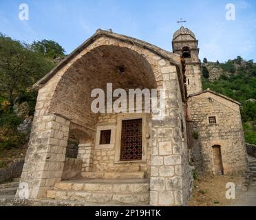 Kirche unserer Lieben Frau der Gesundheit in der Mitte der Festungsmauern Spaziergang in Kotor, Montenegro Stockfoto