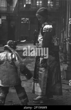 Chinatown, San Francisco, ist für einen formellen Besuch zwischen 1896 und 1906 gekleidet. Stockfoto