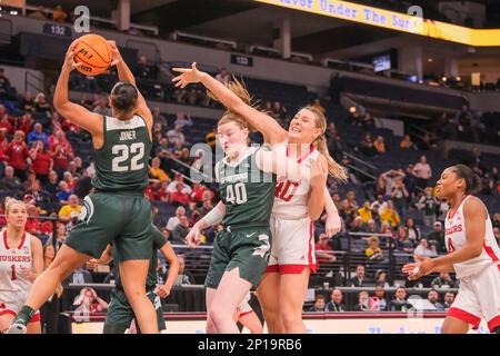 Minneapolis, Minnesota, USA. 2. März 2023. Die Michigan State Spartans bewachen JULIA AYRAULT (40), das Nebraska Cornhuskers Center ALEXIS MARKOWSKI (40) und die Michigan State Spartans bewachen MOIRA JOINER (22). Am Donnerstag, den 2. März, erholen sich die beiden Teilnehmer beim Big Ten Women's Basketball Toament 2023 in Minneapolis, Minnesota. Michigan State gewann 67:64. (Kreditbild: © Steven Garcia/ZUMA Press Wire) NUR REDAKTIONELLE VERWENDUNG! Nicht für den kommerziellen GEBRAUCH! Stockfoto