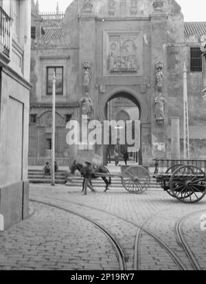 Reiseansichten von Europa, zwischen 1904 und 1938. Straße im Süden Spaniens – Gebäude mit Elementen maurischer und christlicher Architektur. Stockfoto