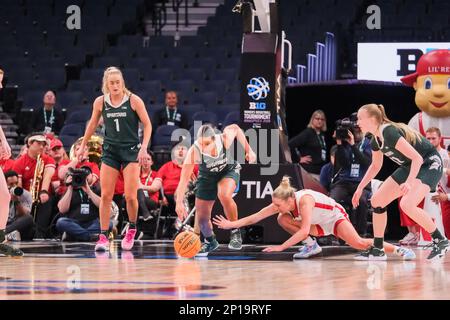 Minneapolis, Minnesota, USA. 2. März 2023. Michigan State Spartans bewachen MOIRA JOINER (22) und das Nebraska Cornhuskers Center ALEXIS MARKOWSKI (40) verfolgen den Ball in der zweiten Hälfte des Michigan State gegen Nebraska am Donnerstag, den 2. März beim Big Ten Women's Basketball Tournament 2023 in Minneapolis, Minnesota. Michigan State gewann 67:64. (Kreditbild: © Steven Garcia/ZUMA Press Wire) NUR REDAKTIONELLE VERWENDUNG! Nicht für den kommerziellen GEBRAUCH! Stockfoto