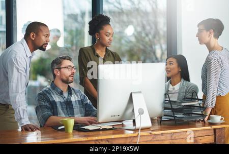 Arbeiten Sie zusammen, um die Aufgabe zu erledigen. Aufnahme von Geschäftsleuten, die im Büro zusammenarbeiten. Stockfoto