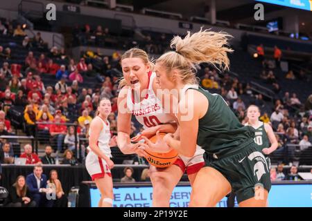 Minneapolis, Minnesota, USA. 2. März 2023. Das Nebraska Cornhuskers Center ALEXIS MARKOWSKI (40) kämpft am Donnerstag, den 2. März, beim Big Ten Women's Basketball Tournament 2023 in Minneapolis, Minnesota, um den Ball in der ersten Hälfte des Bundesstaats Michigan gegen Nebraska. Michigan State gewann 67:64. (Kreditbild: © Steven Garcia/ZUMA Press Wire) NUR REDAKTIONELLE VERWENDUNG! Nicht für den kommerziellen GEBRAUCH! Stockfoto