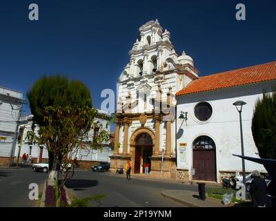 Wunderschönes weißes Kolonialgebäude mit malerischem Giebel. Kirche und Krankenhaus Santa Barbara in Sucre, Bolivien Stockfoto